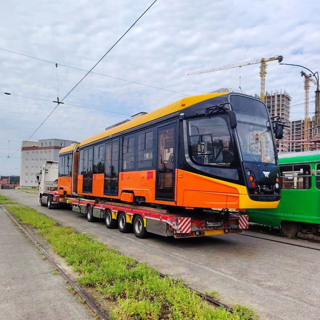 4х осный трал MANAC доставил в Екатеринбург первый в стране пятисекционный трамвай